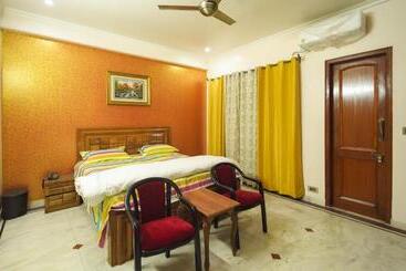 پانسیون Kalptaru Residency By Grb