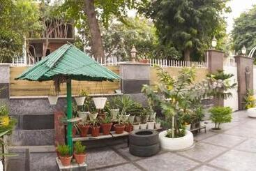 پانسیون Kalptaru Residency By Grb