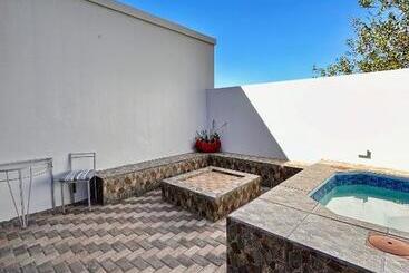 پانسیون The Olive Branch Guesthouse And Animal Sanctuary