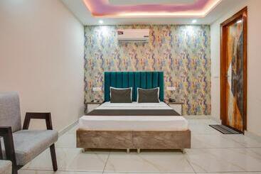 Отель Super Collection O R Burj