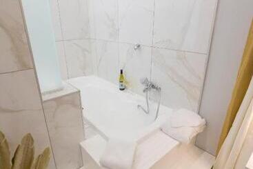 تختخواب و صبحانه Enchanting Suites Salerno