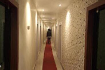 هتل Holiday Inn , Kanakpur
