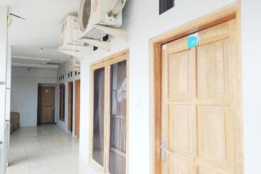 هتل Reddoorz At Deamartaloka Colomadu Solo