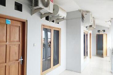 هتل Reddoorz At Deamartaloka Colomadu Solo