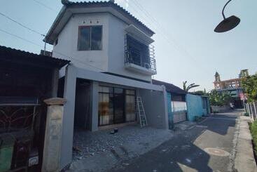 هتل Reddoorz At Deamartaloka Colomadu Solo