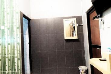 هتل Reddoorz At Deamartaloka Colomadu Solo