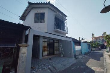 هتل Reddoorz At Deamartaloka Colomadu Solo