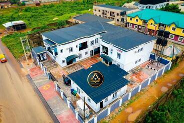 Trillions Hotel And Apartment
