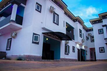Trillions Hotel And Apartment
