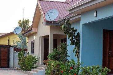 مبيت وإفطار Afua Oparebea Courts