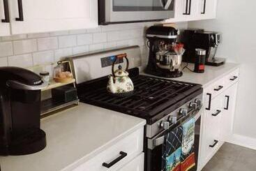 تختخواب و صبحانه Magnolia Llc Short Term Rentals Private Room On The Second Floor