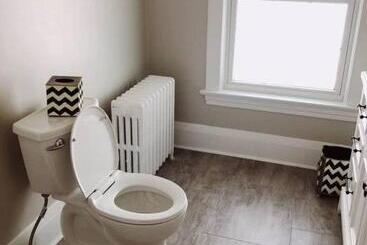 تختخواب و صبحانه Magnolia Llc Short Term Rentals Private Room On The Second Floor