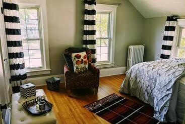 تختخواب و صبحانه Magnolia Llc Short Term Rentals Private Room On The Second Floor