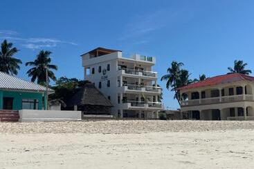هتل Aluna Beach Apartments