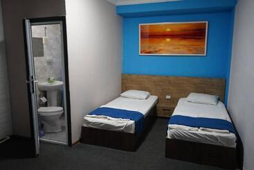 هتل Ilhombek Guest House