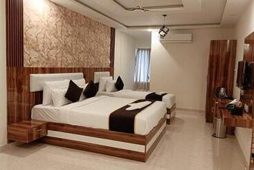 هتل Orchid Inn