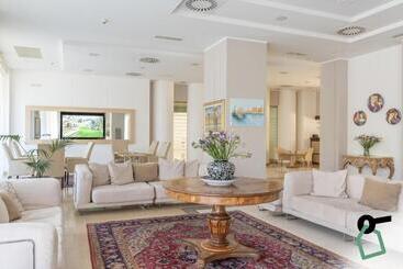 هتل Hotiday Room Collection   Otranto