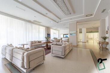 هتل Hotiday Room Collection   Otranto