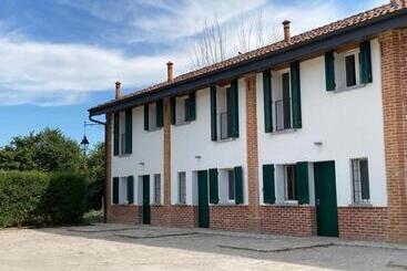 تختخواب و صبحانه Canovetta Country House Camelia Nearby Cremona