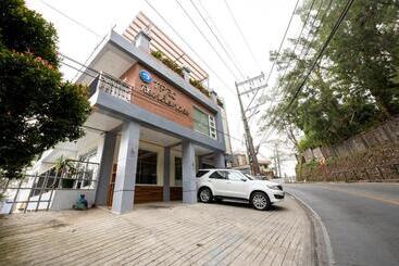 2 Bedroom Unit With Breakfast For 2 Pax