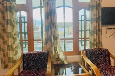 تختخواب و صبحانه Amarsheela Cottage