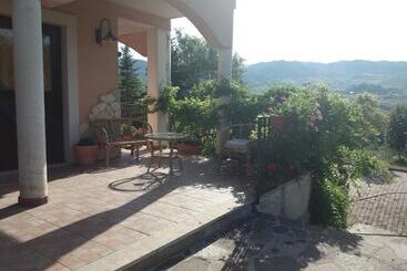 تختخواب و صبحانه La Loggia