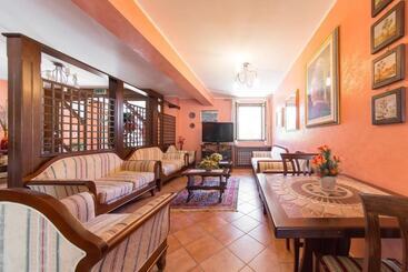 تختخواب و صبحانه La Loggia