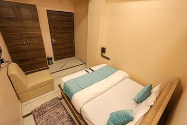Fabhotel Pearl Square