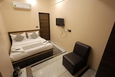 Fabhotel Pearl Square