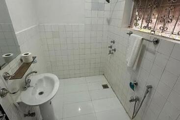 پانسیون Decent Lodge Guest House