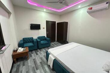 پانسیون Decent Lodge Guest House