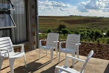 هتل Cozy Farm 3bdrm 8 Km Thababosiu