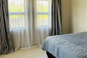 هتل Cozy Farm 3bdrm 8 Km Thababosiu