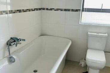 هتل Cozy Farm 3bdrm 8 Km Thababosiu