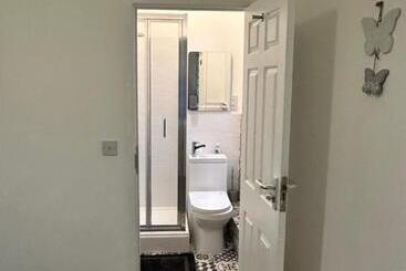 Lovely Town House Room 3