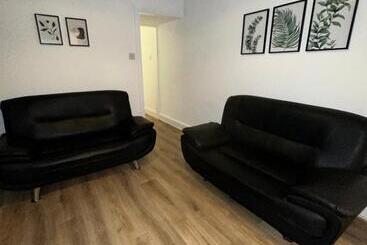 Lovely Town House Room 3