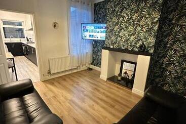 Lovely Town House Room 4