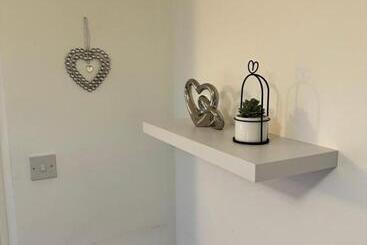 Lovely Town House Room 4