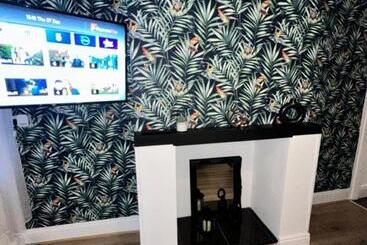 Lovely Town House Room 4