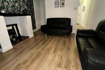 Lovely Town House Room 4