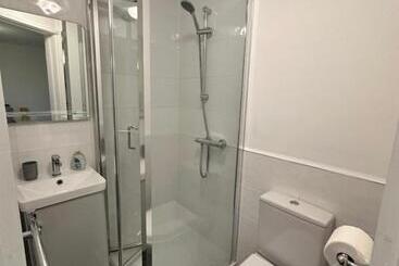 Lovely Town House Room 4