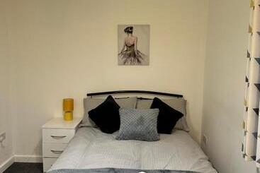 Lovely Town House Room 4