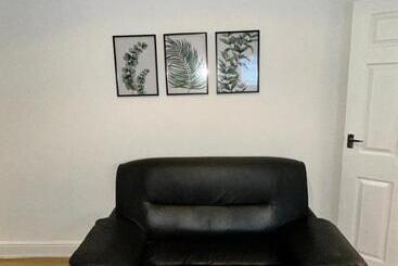 Lovely Town House Room 4
