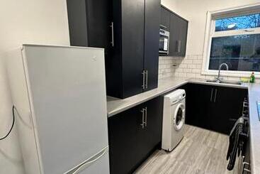 Lovely Town House Room 4