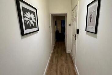 Lovely Town House Room 4