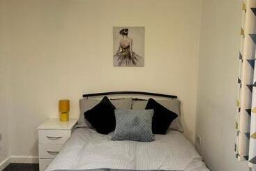 Lovely Town House Room 4