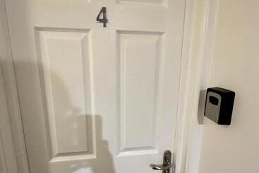 Lovely Town House Room 4