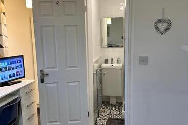 Lovely Town House Room 4