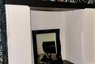 Lovely Town House Room 5