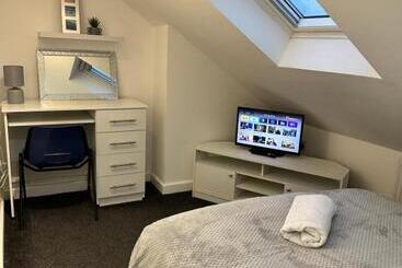 Lovely Town House Room 5